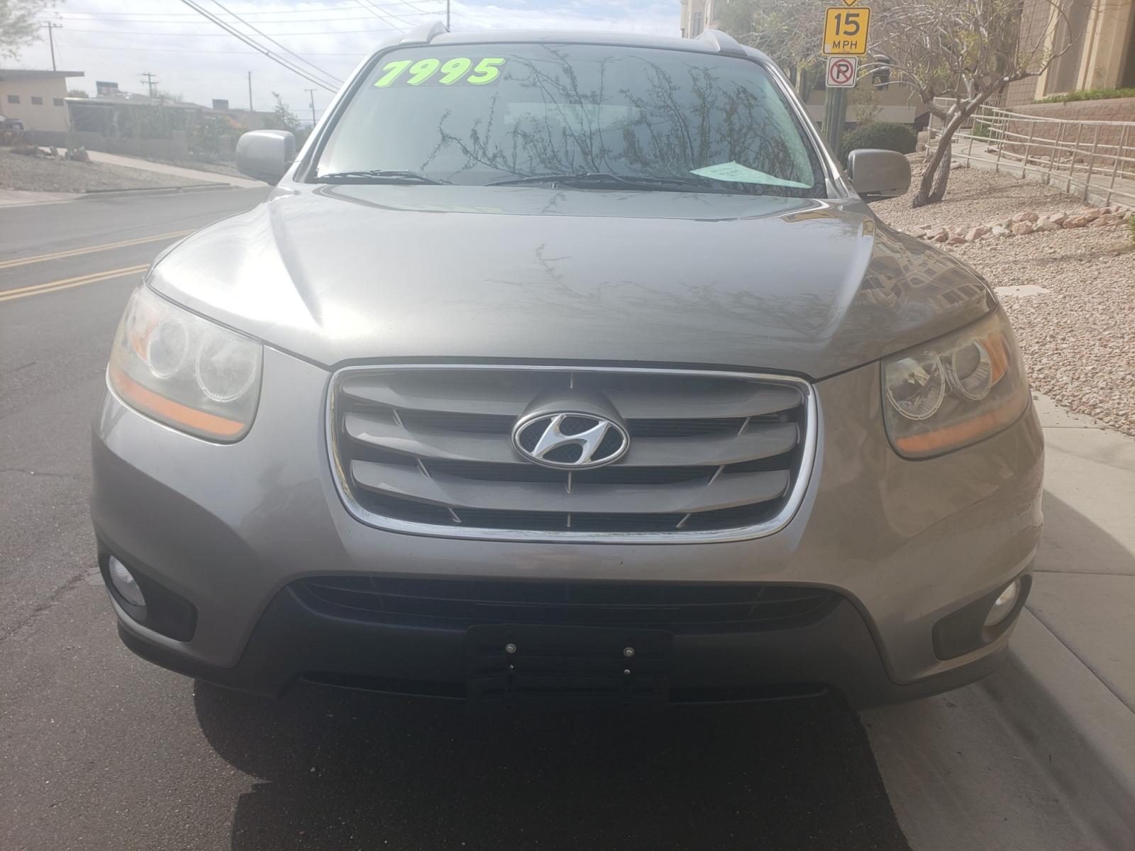 2011 /gray Hyundai Santa Fe SE (5XYZH4AG2BG) with an 3.5L V6 DOHC 24V engine, 6-Speed Automatic transmission, located at 323 E Dunlap Ave., Phoenix, AZ, 85020, (602) 331-9000, 33.567677, -112.069000 - 2011 Hyundai Santa Fe SE,......A Must See!! No accidents, Ice cold AC. The car is gorgeous inside and out. Power windows, Power door locks, Stereo/cd/mp3 Player, Phone sync, Bluetooth, Satellite compatible, Beautiful gray interior with gray leather seats in near perfect condition, Incredible gas mil - Photo #1